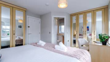 4 bedrooms, desk, iron/ironing board, WiFi