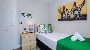 4 habitaciones, escritorio, tabla de planchar con plancha y wifi