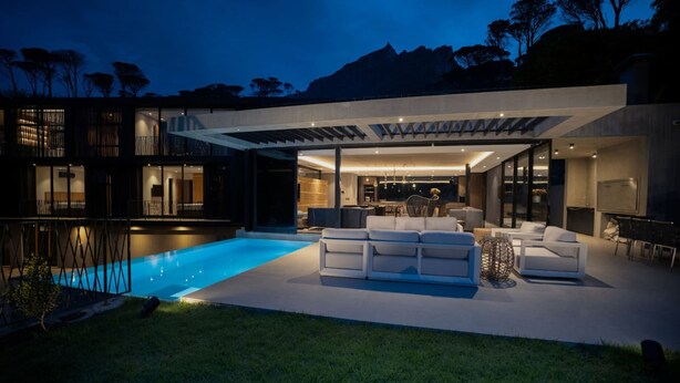 A modern house with a swimming pool, outdoor seating, and a large kitchen area. - Tarentaal Kloof Villa in Higgovale (Cape Town)