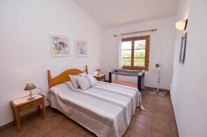 3 slaapkamers, een strijkplank/strijkijzer, reisbedje, gratis wifi