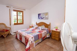 3 slaapkamers, een strijkplank/strijkijzer, reisbedje, gratis wifi