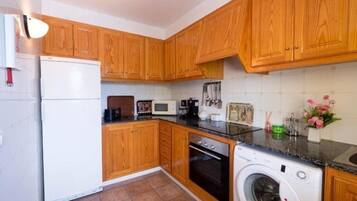 Een koelkast, een microgolfoven, een oven, een kookplaat