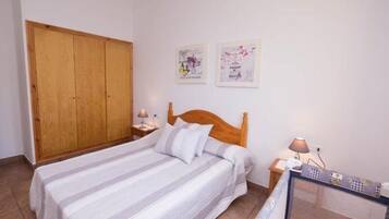 3 slaapkamers, een strijkplank/strijkijzer, reisbedje, gratis wifi