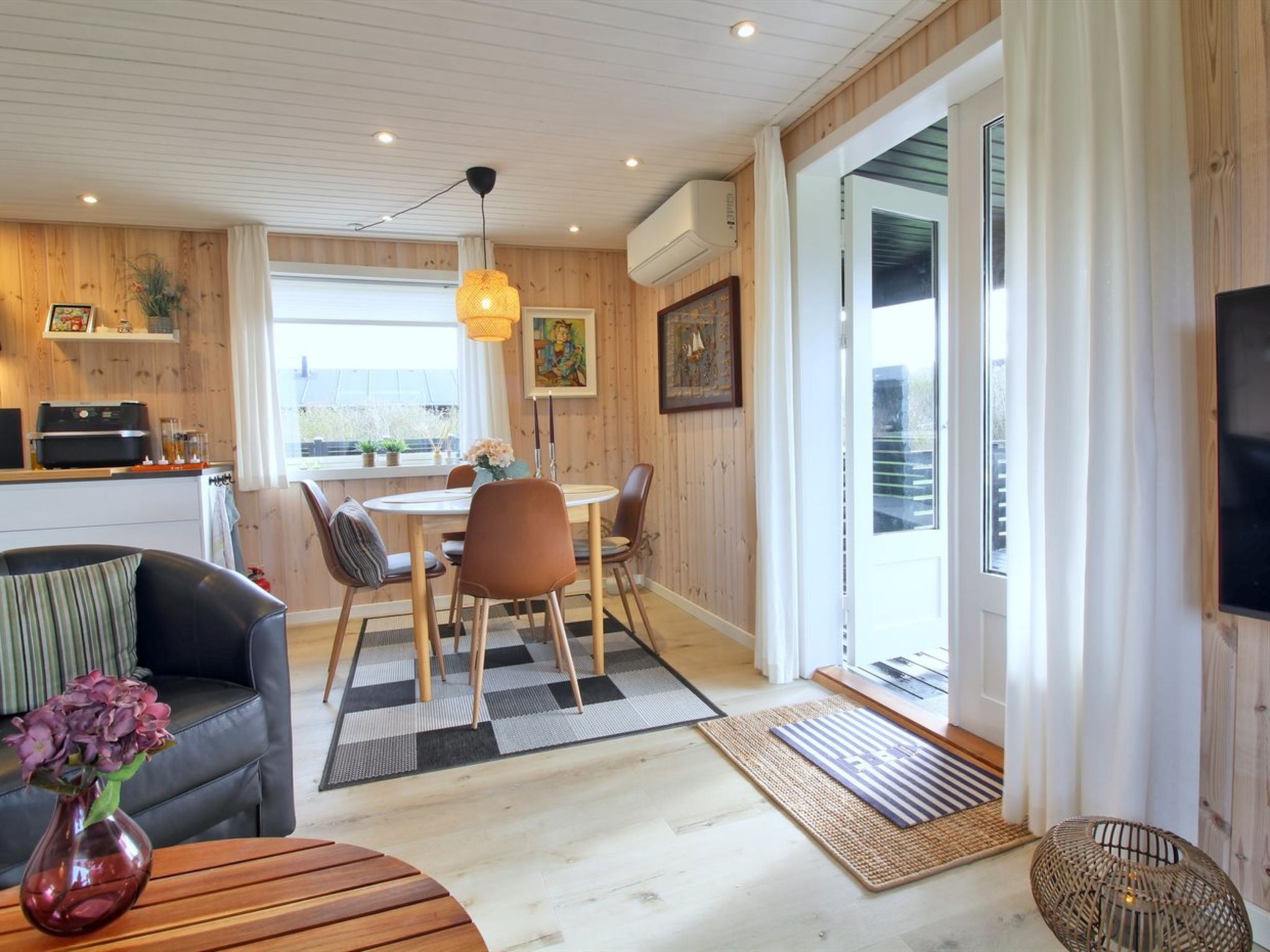 Ein modernes Interieur mit Essbereich, Küche und Sitzgelegenheiten.