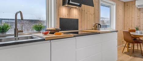 Kylskåp, mikrovågsugn, ugn och diskmaskin