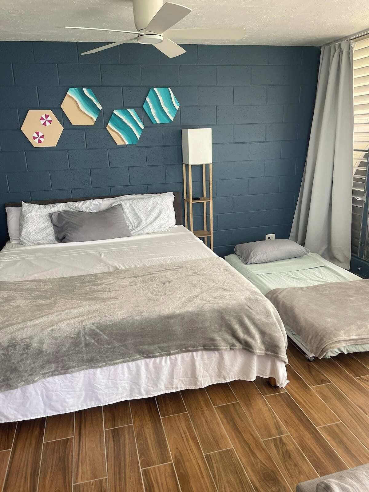 1 bedroom, desk, travel crib, WiFi