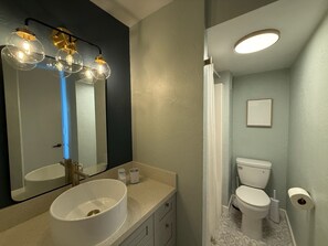 Séchoir à cheveux, serviettes fournies, savon, papier de toilette