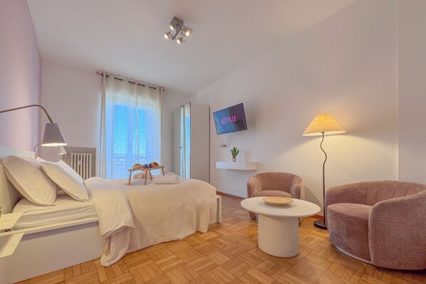 2 bedrooms, WiFi, bed sheets - Spacious with Romantic Balcony and 2 Bathrooms in the Centre (Milano)