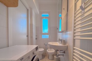 Dusche, Haartrockner, Bidet, Handtücher