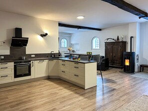 Fridge, oven, stovetop, dishwasher - An authentic and characterful renovated vacation home near Winterberg. (Küstelberg)