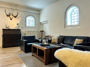 TV - An authentic and characterful renovated vacation home near Winterberg. (Küstelberg)