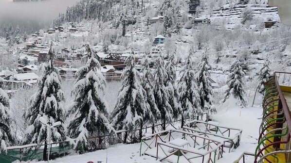 Snowshoeing - Undiscovered Mountains Hotel (Banjar)