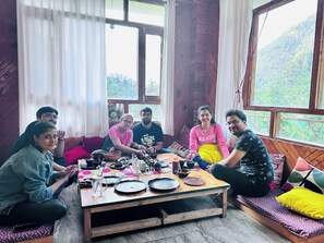 Family dining - Undiscovered Mountains Hotel (Banjar)