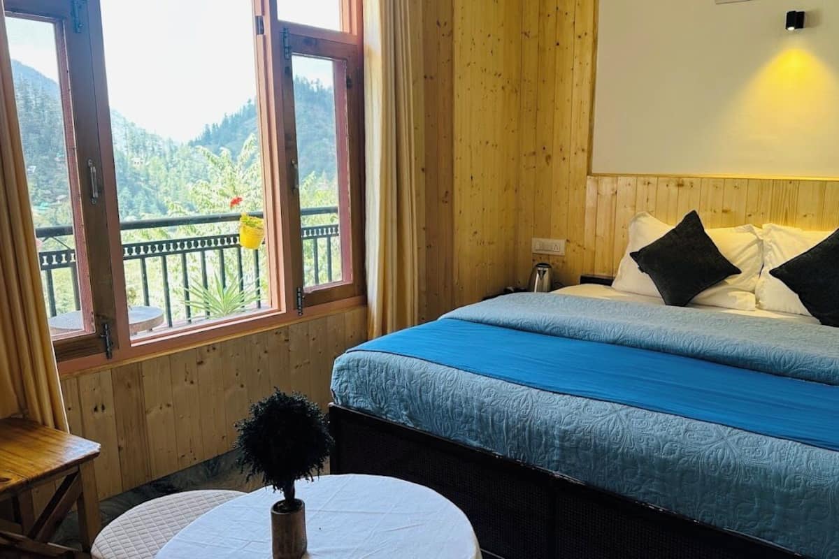 Deluxe Double Room, Balcony, Hill View | Meja, ruang kerja komputer riba, kalis bunyi, Wi-fi percuma