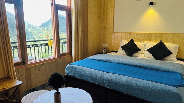 Quarto casal luxo, sacada, vista para a colina | Escrivaninha, espaço de trabalho para notebook, quartos à prova de som