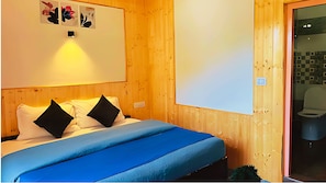 Deluxe Double Room, Balcony, Hill View | Desk, laptop workspace, soundproofing, free WiFi - Undiscovered Mountains Hotel (Banjar)
