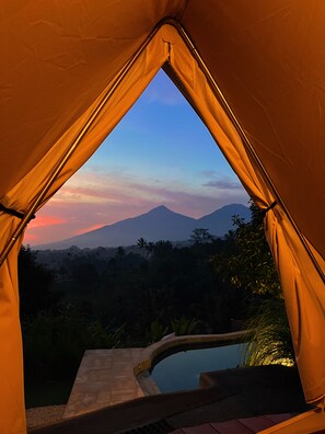 A tent with a view of a mountain and a pool. - Kamanicamp (Mekarsari)
