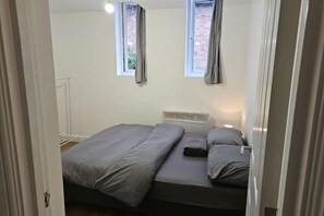 1 chambre, fer et planche Ă repasser, draps fournis
