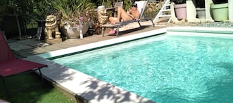 In a green setting, close to shops and beaches, quiet garden level