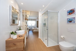 Shower, hair dryer, towels