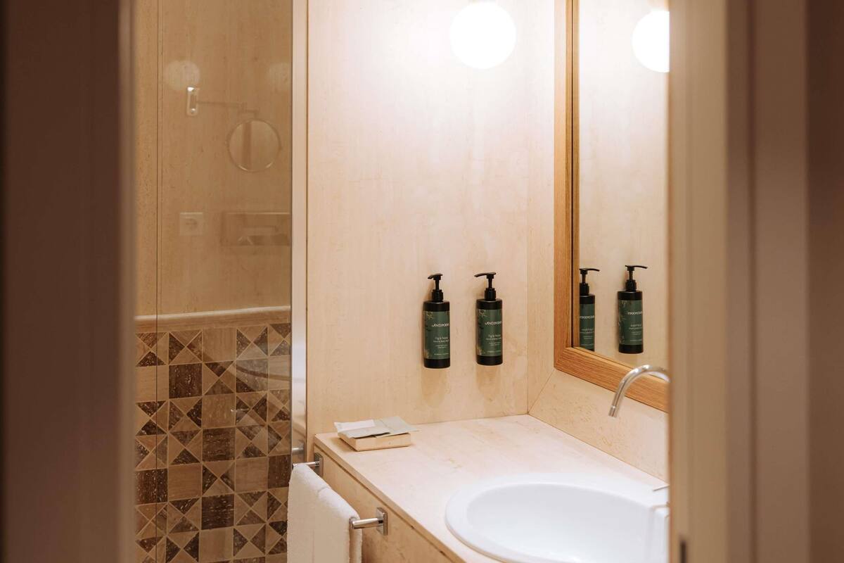 Rum (Privilege) | Minibar, värdeförvaringsskåp på rummet och skrivbord