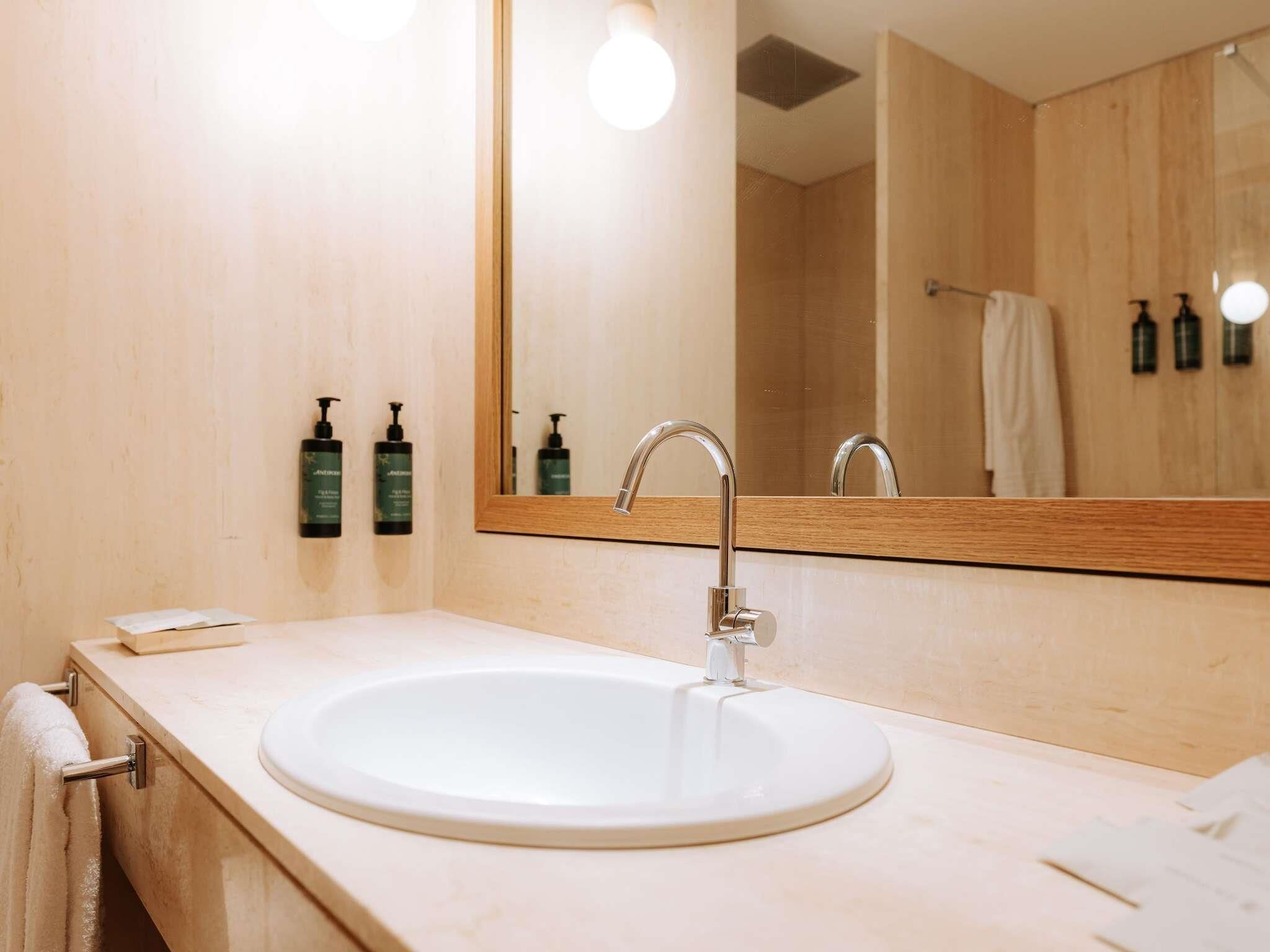 Minibar, caja de seguridad en la habitación y escritorio 