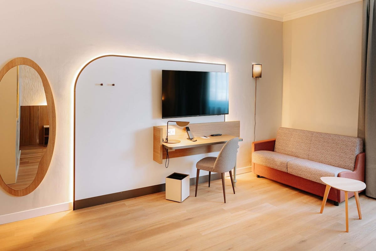 Minibar, in-room safe, desk, laptop workspace