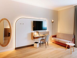 Minibar, caja de seguridad en la habitación y escritorio 