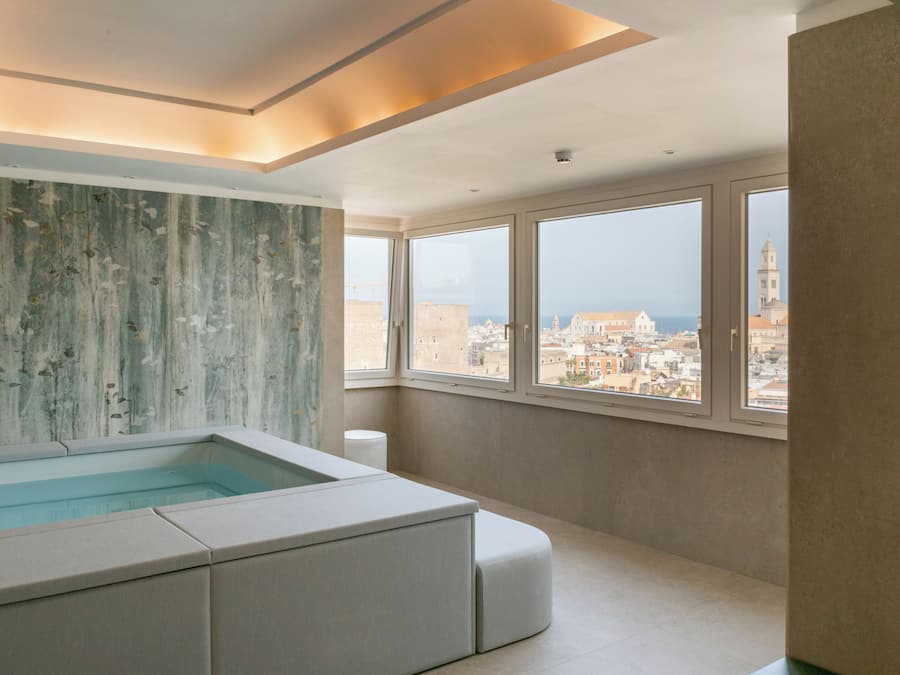 Sauna, hot tub, Turkish bath/hammam, body treatments, facials, massages