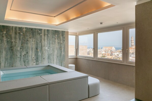 Sauna, hot tub, Turkish bath/hammam, body treatments, facials, massages - Mövenpick Hotel Bari (Bari)
