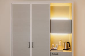 Chambre Supérieure, plusieurs lits | Minibar, coffres-forts dans les chambres, bureau