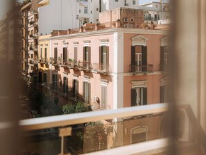 Minibar, caja de seguridad en la habitación y escritorio