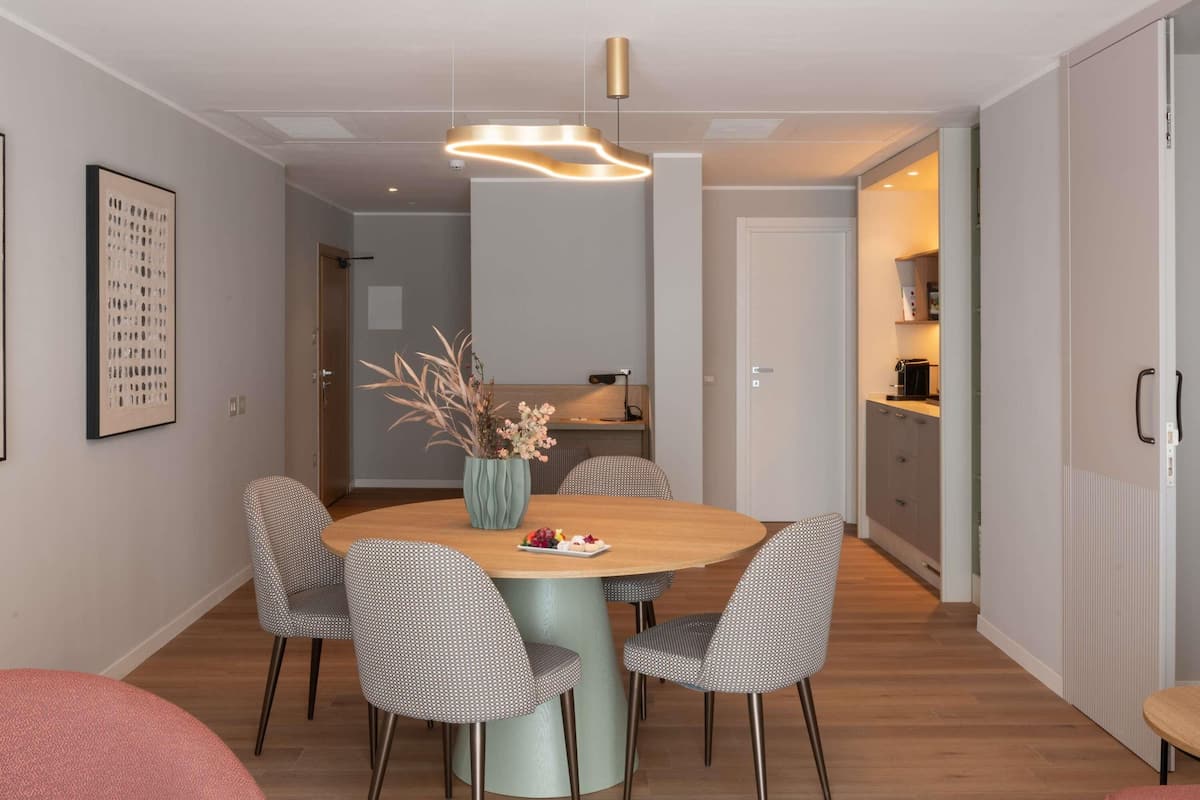 Executive Suite, 1 King Bed | Minibar, in-room safe, desk, laptop workspace