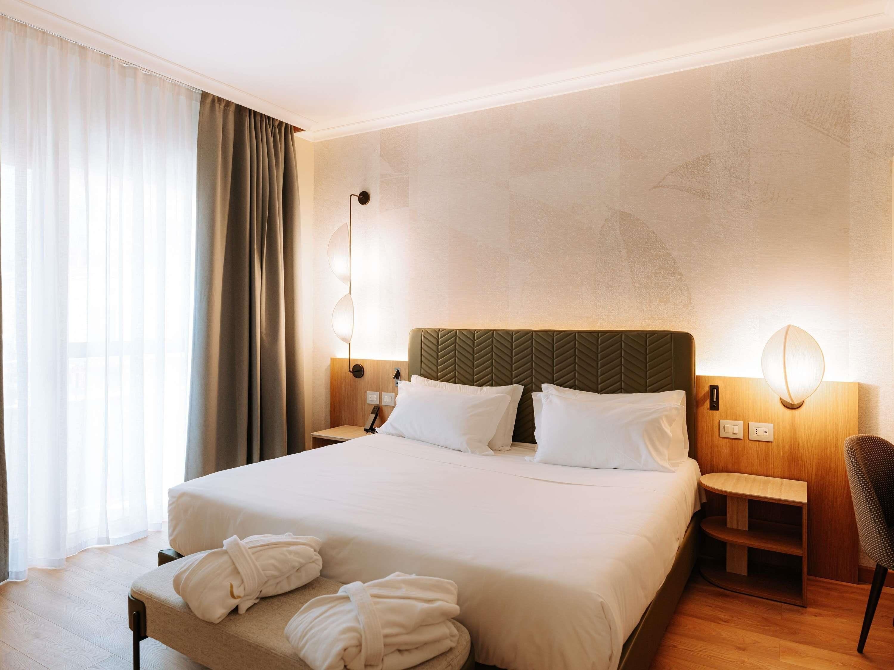 Suite | Minibar, caja de seguridad en la habitación y escritorio 