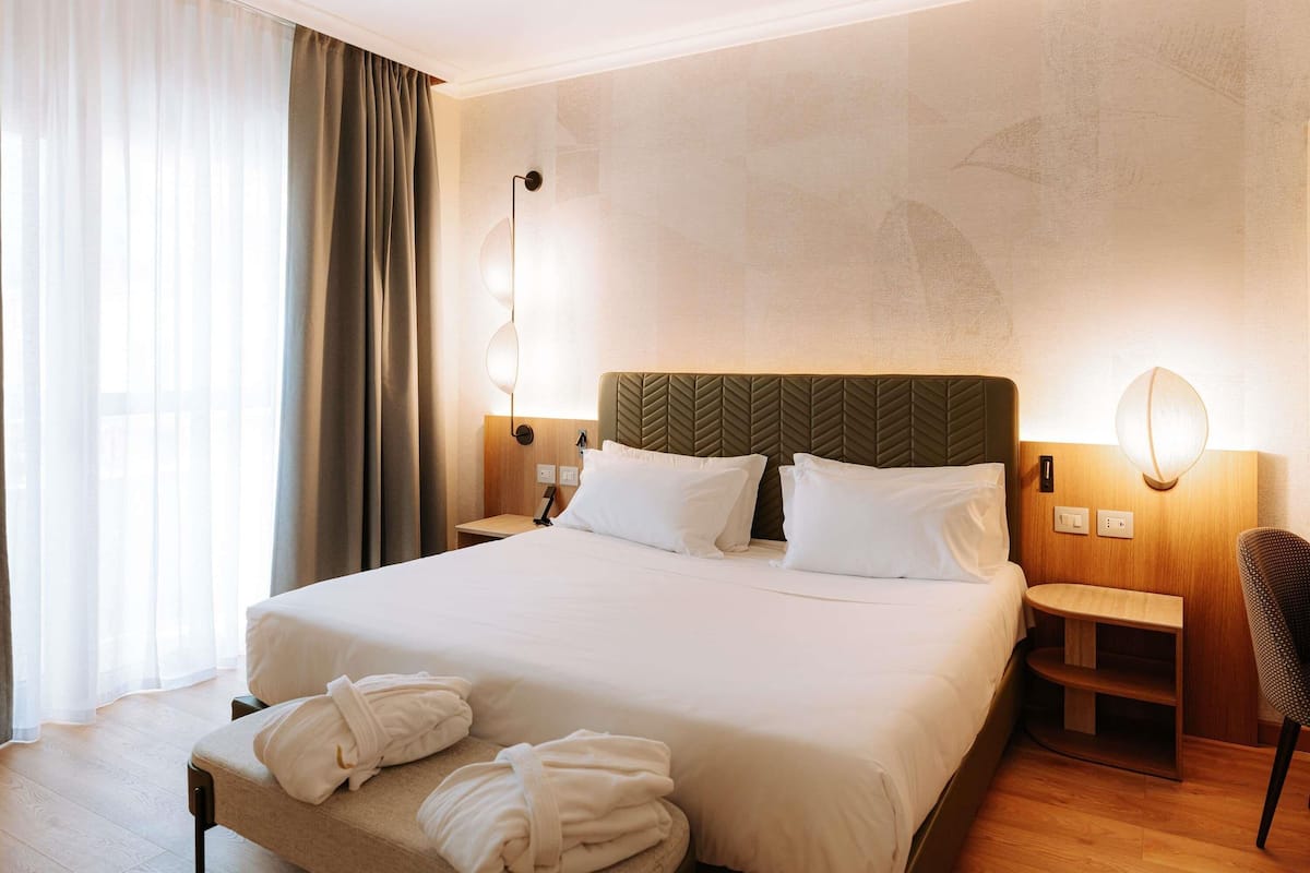 Suite | Minibar, caja de seguridad en la habitación y escritorio