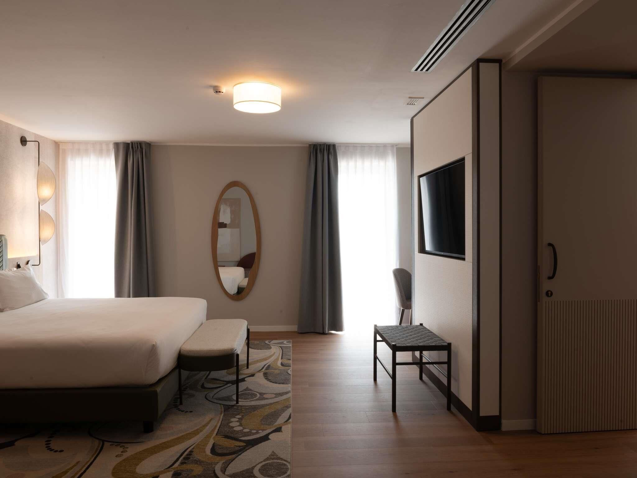 Suite | Minibar, in-room safe, desk, laptop workspace