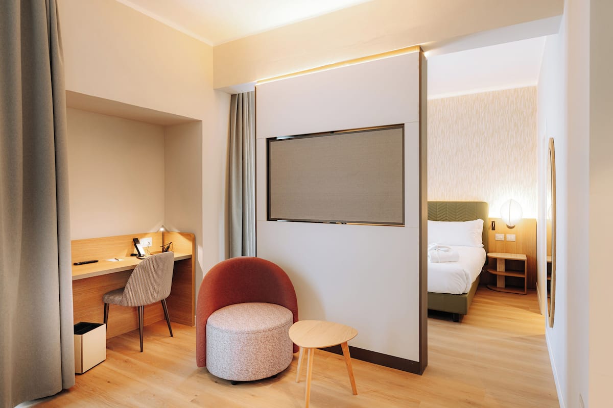 Suite junior, 1 cama matrimonial | Minibar, caja de seguridad en la habitación y escritorio