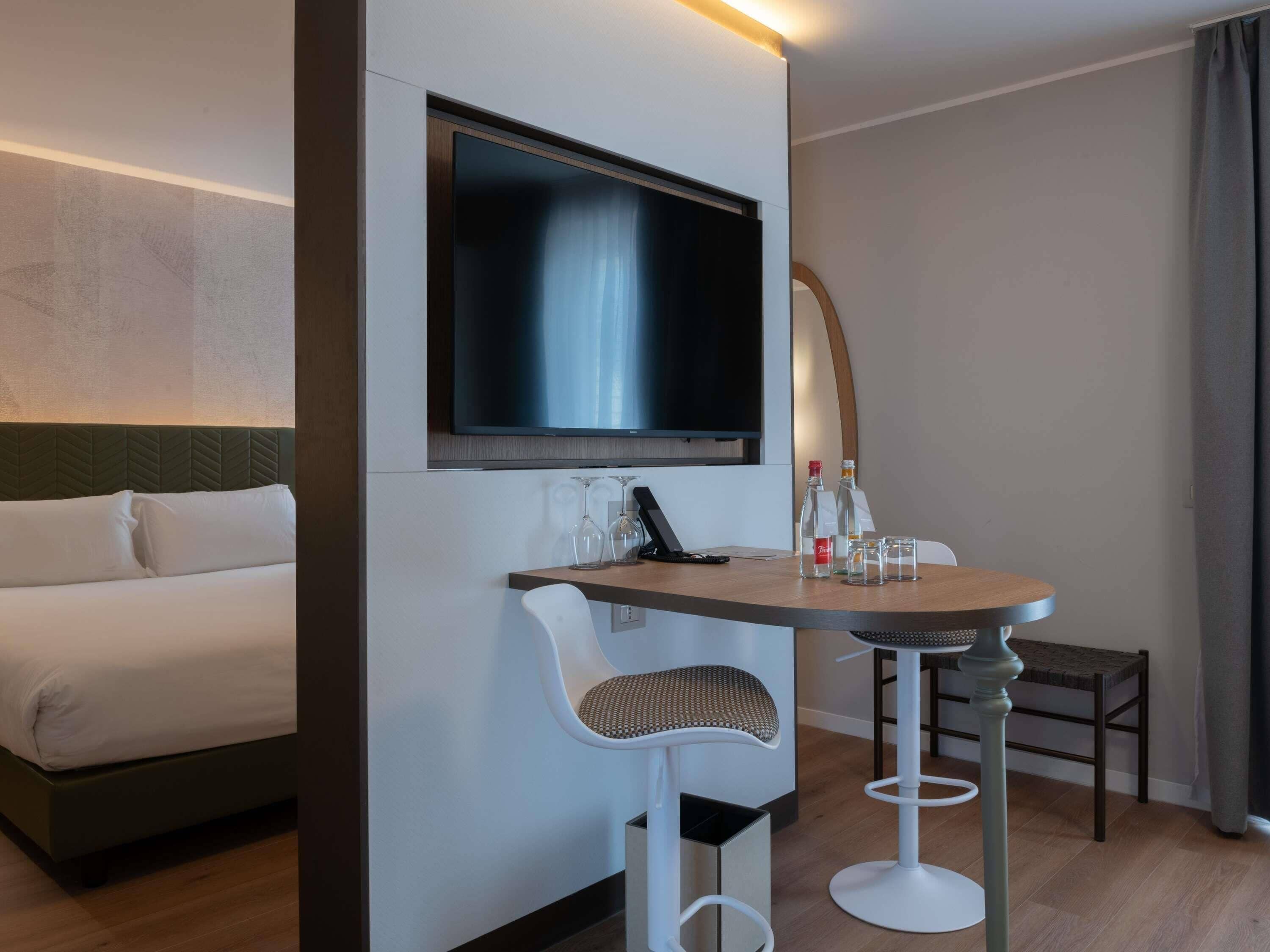 Suite | Minibar, in-room safe, desk, laptop workspace