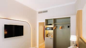 Classic Single or Double for Single Use | Minibar, in-room safe, desk, laptop workspace