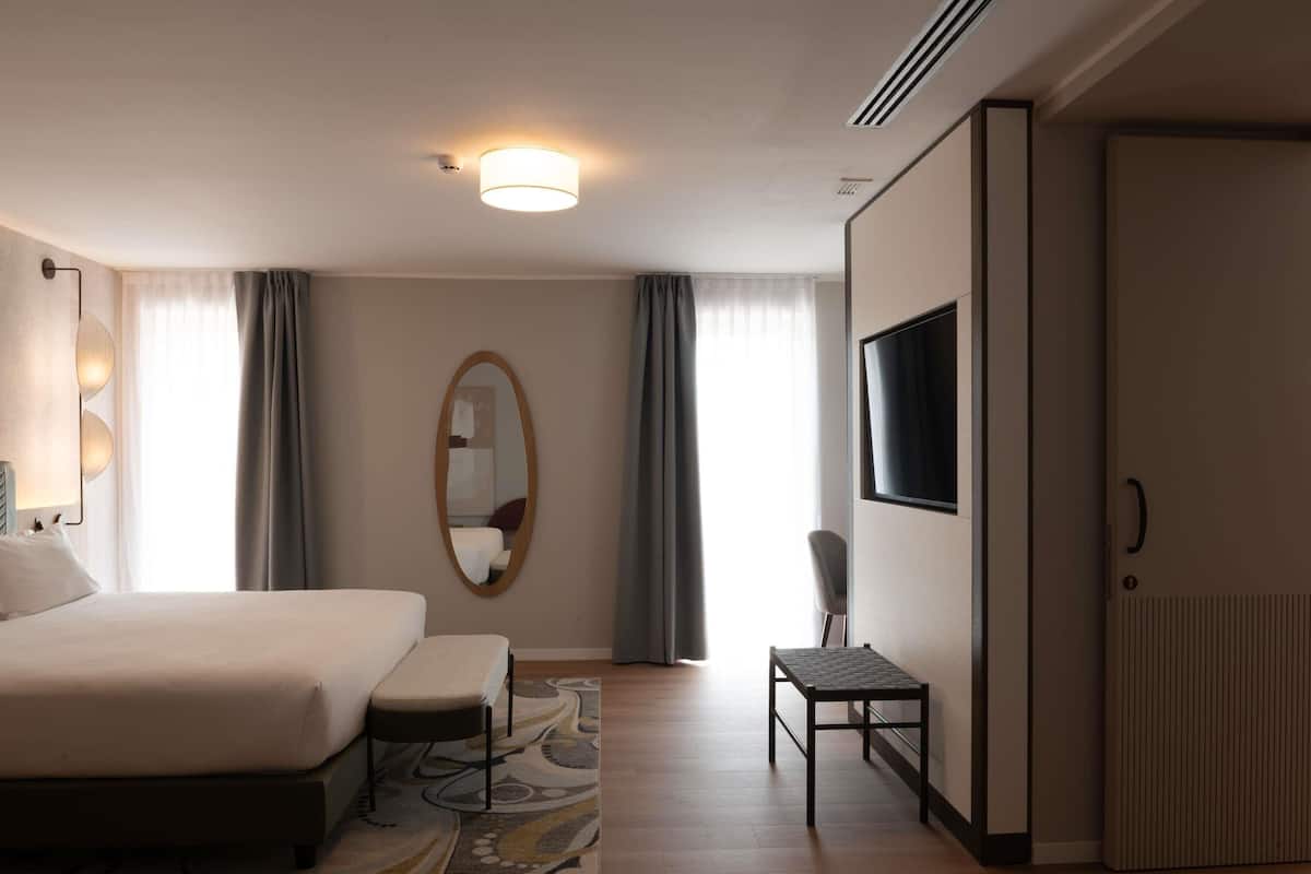 Minibar, in-room safe, desk, laptop workspace