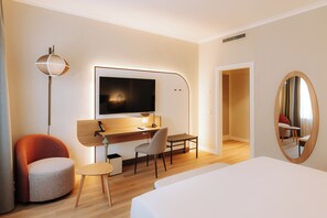 Minibar, in-room safe, desk, laptop workspace - Mövenpick Hotel Bari (Bari)