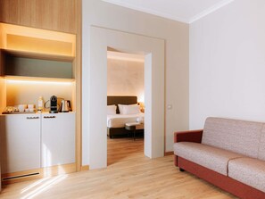 Minibar, caja de seguridad en la habitación y escritorio 