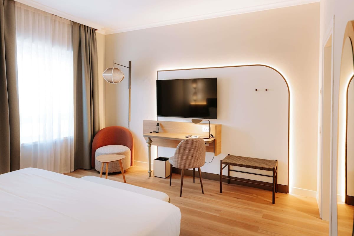 Habitació (Privilege) | Minibar, caixa forta a l'habitació i escriptori