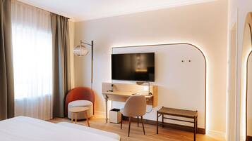 Minibar, in-room safe, desk, laptop workspace