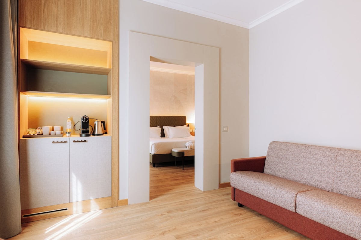 Suite | Minibar, caja de seguridad en la habitación y escritorio