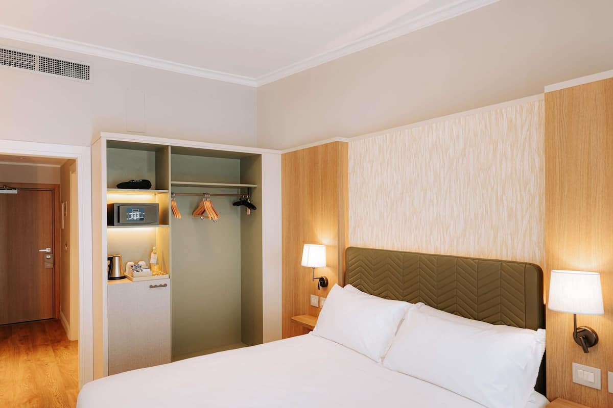 Habitació clàssica | Minibar, caixa forta a l'habitació i escriptori
