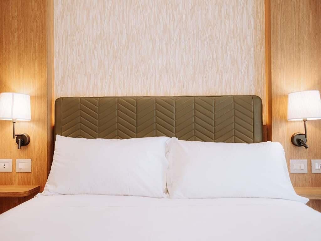 Minibar, caja de seguridad en la habitación y escritorio 