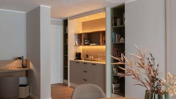 Suite Eksekutif, 1 Tempat Tidur King | Minibar, brankas, meja kerja, dan ruang kerja ramah laptop