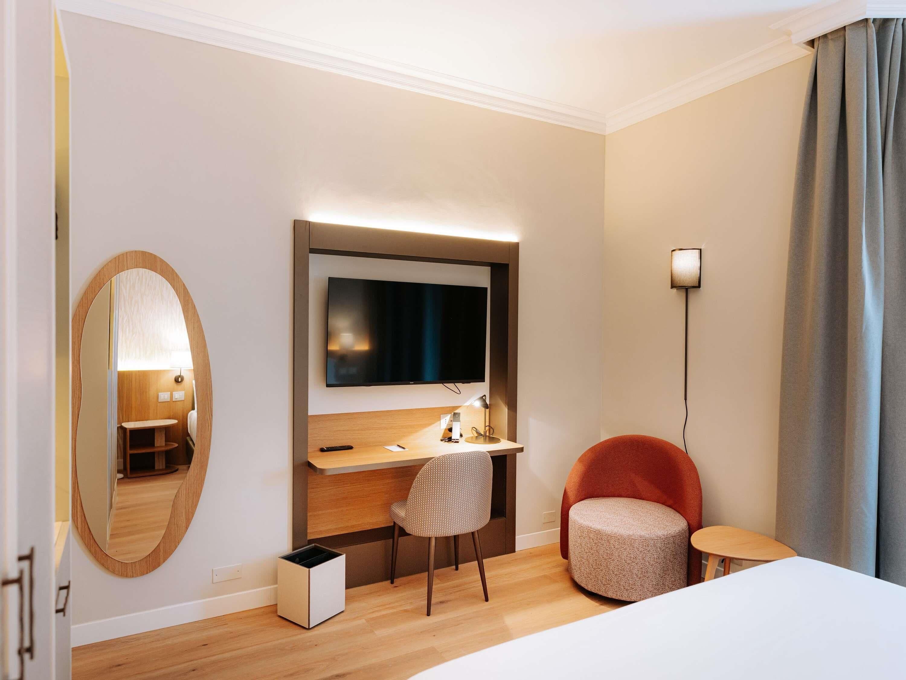 Superior Room | Minibar, in-room safe, desk, laptop workspace