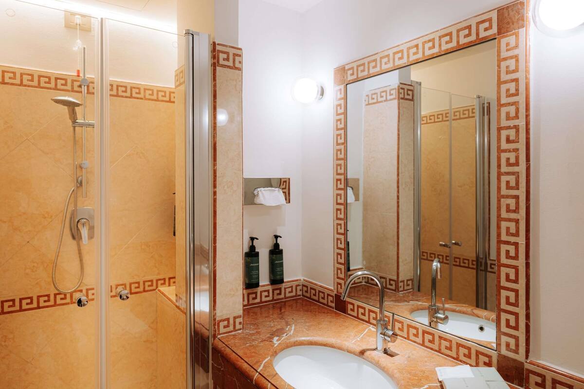 Minibar, värdeförvaringsskåp på rummet och skrivbord